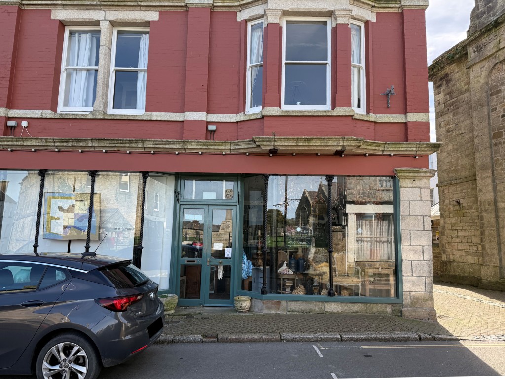 Lot: 72 - GROUND FLOOR VACANT COMMERCIAL PROPERTY - Front elevation of shop